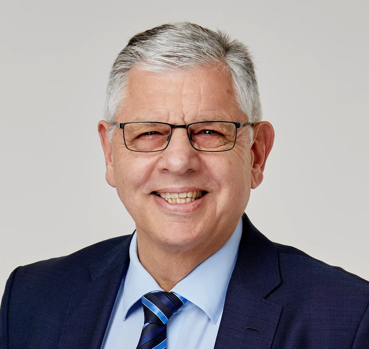 Ein Herr im Anzug.